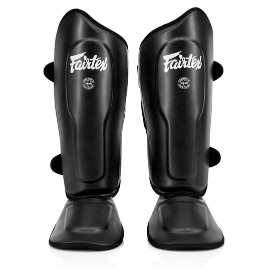 Fairtex SP9 -säärisuojat tarjoavat ylivoimaista suojaa ja mukavuutta. Fairtexin säärisuojat kuvattu edestä, mustat. Innovatiivinen uusi kiinnitys, laajennettu suoja säärille, jalkapöydälle ja varpaille.
