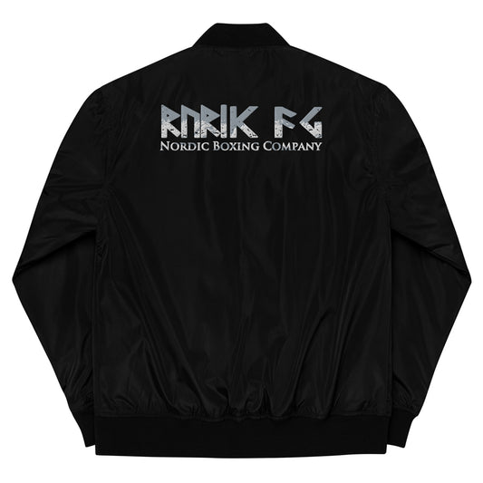 Rurik Fightgear-lentäjänpusakka.
Rurik FG "R" -logo rintapielessä sekä riimulogo selässä monivärisesti brodeerattuna. Kuvassa pilottitakki takaa. ptcombet.com