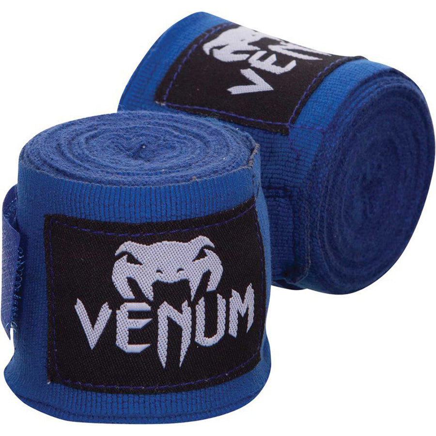 Venum käsisiteet. Pitkät käsisiteet hyvällä tarralla. Pituus 4m. Venum laatua. Side on joustavaa stretch-kangasta joka kestää myös vesipesun. Sininen käsiside nyrkkeilyside mustavalkoisella venum logolla.