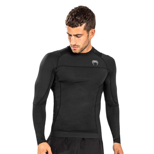 Venum G-Fit Air Long-Sleeve Rashguard. Paidassa on venumin logo vasemmassa rinnassa. Kuvassa rashguard kuvattuna miehen päällä. ptcombet.com