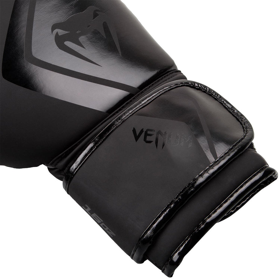Venum contender 2.0 nyrkkeilyhanska Sopii erinomaisesti kuntonyrkkeilyyn. Lasten, nuorten, miesten, naisten ja aikuisten Nyrkkeilyhanska, koot 12oz, 14oz ja 16oz. Kuvassa ranteen tarra