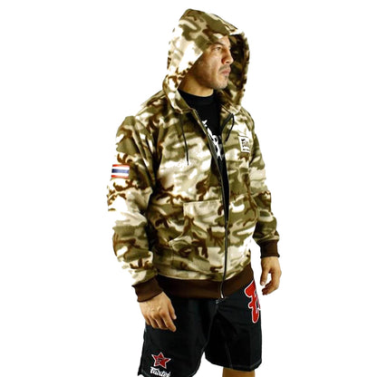 Vetoketjullisessa Fairtex-hupparissa on Thaimaan lippu ommeltuna oikeassa käsivarressa ja "Be Inspired Fairtex" -merkki vasemmassa rinnassa. "Muay Thai" teksti selässä. Fleece. Kuvattu mielen päällä. 