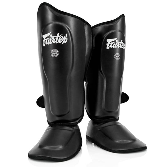Fairtex SP9 -säärisuojat tarjoavat ylivoimaista suojaa ja mukavuutta. Fairtexin säärisuojat kuvattu edestä, mustat. 