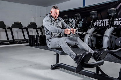 Gorilla Wear Bridgeport Joggers housut treenaavan miehen päällä