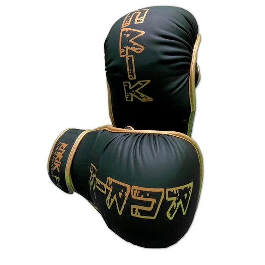 Rurik Caelic MMA hanskat musta-kulta vapaaotteluhanskat. Kokoja lapsille naisille junioreille ja miehille. Hyvät sparrihanskat vapaaotteluun. Koot s, m, l ja xl. Kuvassa mma hanskat rystysen puolesta kuvattuna.