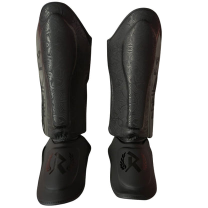 Rurik Fightgear Grimnir säärisuojat on suunniteltu thainyrkkeilyyn ja potkunyrkkeilyyn. Ergonominen muotoilu, tehokas iskunvaimennus ja kestävät kiinnitykset. Kuvassa säärisuojat suojat suoraan edestä. 
