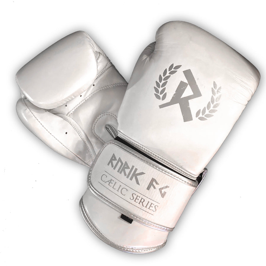 Rurik Fightgear Cælic 2.0 valkoiset nyrkkeilyhanskat kovaan treeniin ja sparriin. Mukava istuvuus, hyvä iskunvaimennus ja kestävä rakenne. Aitoa nahkaa. Kuvassa hanskapari päällekkin. ptcombet.com