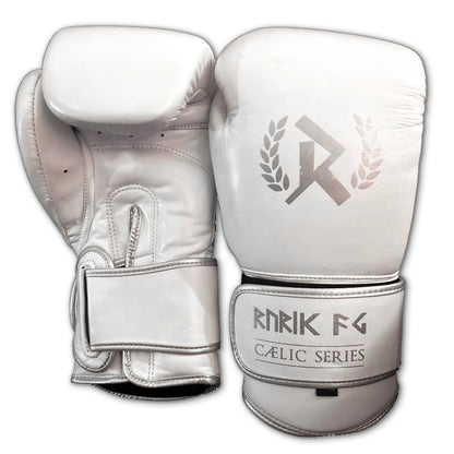 Rurik Fightgear Cælic 2.0 valkoiset nyrkkeilyhanskat kovaan treeniin ja sparriin. Mukava istuvuus, hyvä iskunvaimennus ja kestävä rakenne. Aitoa nahkaa. Kuvassa hanskapari edestä ja takaa. ptcombet.com
