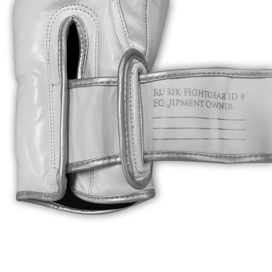 Rurik Fightgear Cælic 2.0 valkoiset nyrkkeilyhanskat kovaan treeniin ja sparriin. Mukava istuvuus, hyvä iskunvaimennus ja kestävä rakenne. Aitoa nahkaa. Kuvassa kiinnityksen yksityiskohta. ptcombet.com