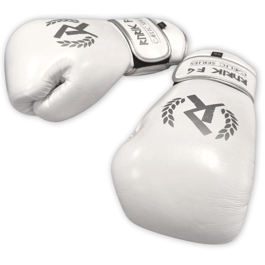 Rurik Fightgear Cælic 2.0 valkoiset nyrkkeilyhanskat kovaan treeniin ja sparriin. Mukava istuvuus, hyvä iskunvaimennus ja kestävä rakenne. Aitoa nahkaa. Kuvassa hanskojen rystysosa. ptcombet.com