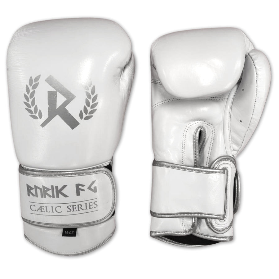 Rurik Fightgear Cælic 2.0 valkoiset nyrkkeilyhanskat kovaan treeniin ja sparriin. Mukava istuvuus, hyvä iskunvaimennus ja kestävä rakenne. Aitoa nahkaa. Kuvassa hanskapari kummaltakin puolelta. ptcombet.com