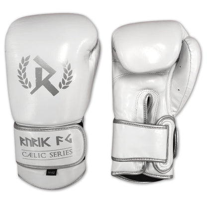 Rurik Fightgear Cælic 2.0 valkoiset nyrkkeilyhanskat kovaan treeniin ja sparriin. Mukava istuvuus, hyvä iskunvaimennus ja kestävä rakenne. Aitoa nahkaa. Kuvassa hanskapari kummaltakin puolelta. ptcombet.com