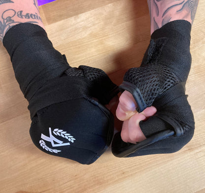 Huippulaatuiset Rurik FG  geelikäsisiteet nyrkkeilyyn. Kuvassa Rurik FG Quick Gel käsisiteet kädessä. sopivat täydellisesti kaikille, jotka etsivät kätevää vaihtoehtoa perinteisille käsisiteille.