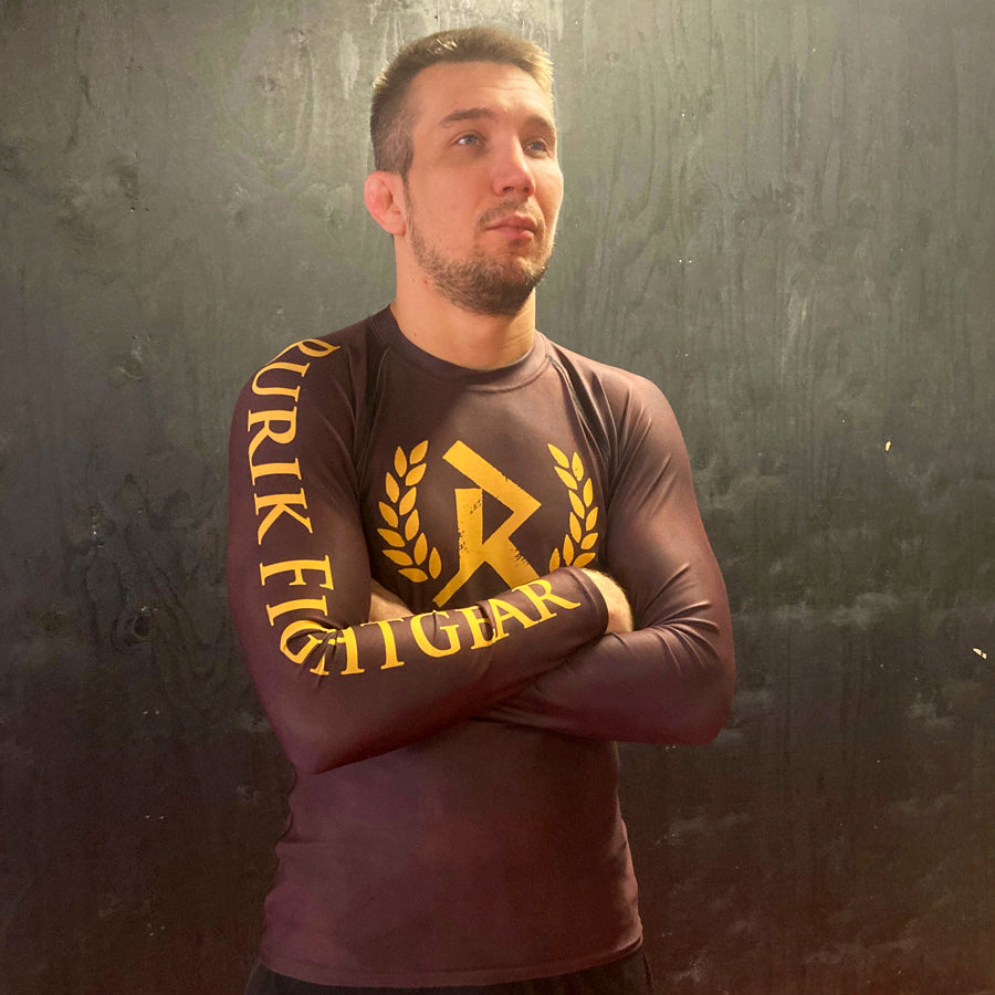 Rurik fg nogi bjj  pitkähihainen rash guard treenipaita ja ottelupaita oaken  ruskea. Kuvassa paita lintulan päällä.