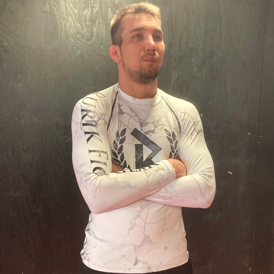 Rurik rash guard nogi valkoinen pitkähihainen paita Lintulan päällä