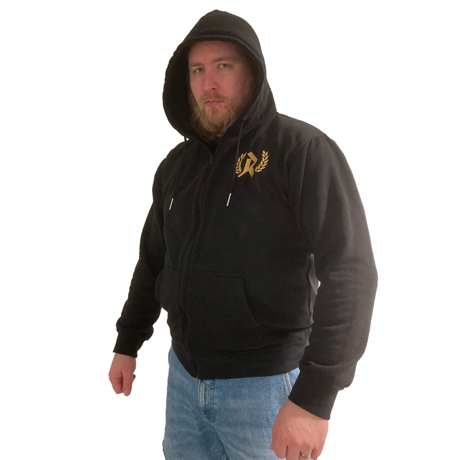 Rurik Cælic vetoketjuhuppari on täydellinen valinta arkeen, treeneihin tai vapaa-aikaan. Brodeeratut logot ja tekstit.Kuvassa huppari päällä. 