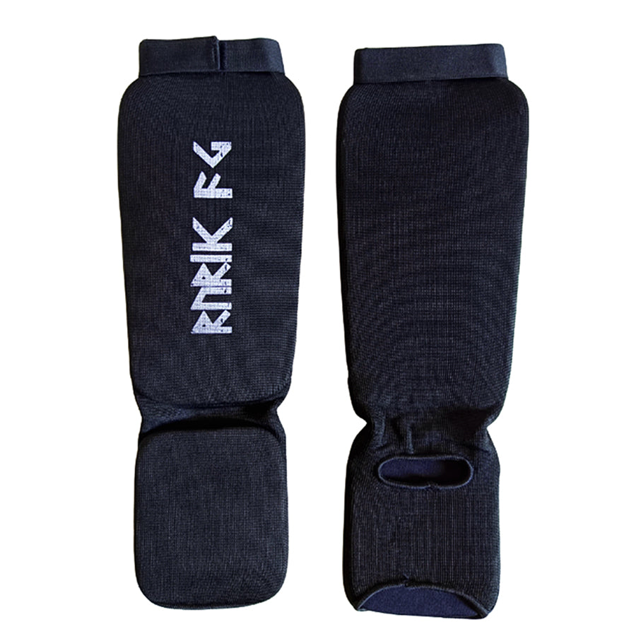 Rurik Fightgear sukkamalliset säärisuojat tarjoavat ensiluokkaista suojaa kamppailulajien harrastajille ja kilpailijoille. BJJ, thai, kickboxing, MMA suojat. Kuvassa säärisuojat edestä ja takaa.