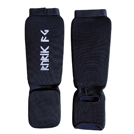 Rurik Fightgear sukkamalliset säärisuojat tarjoavat ensiluokkaista suojaa kamppailulajien harrastajille ja kilpailijoille. BJJ, thai, kickboxing, MMA suojat. Kuvassa säärisuojat edestä ja takaa.