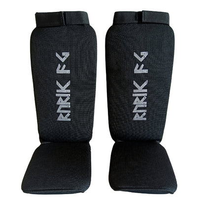 Rurik Fightgear sukkamalliset säärisuojat tarjoavat ensiluokkaista suojaa kamppailulajien harrastajille ja kilpailijoille. BJJ, thai, kickboxing, MMA suojat. Kuvassa säärisuojat edestä. 