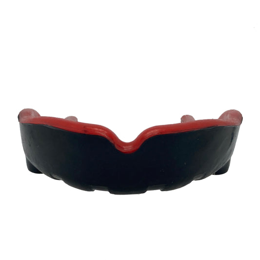 Rurik kveldulf hammassuojat mouth guard nyrkkeily vapaaottelu mma thainyrkkeily kickboxing potkunyrkkeily bjj Brasilia jiu jitsu. Puna-mustat hammassuojat Kuvassa.