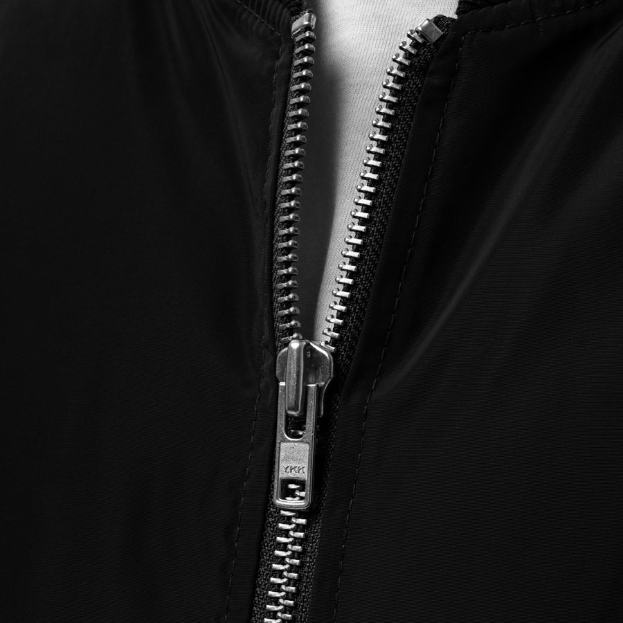 Rurik Fightgear-lentäjänpusakka.
Rurik FG "R" -logo rintapielessä sekä riimulogo selässä monivärisesti brodeerattuna. Kuvassa vetoketju. ptcombet.com