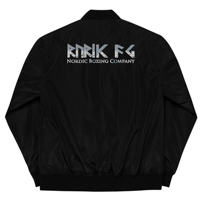 Rurik Fightgear-lentäjänpusakka.
Rurik FG "R" -logo rintapielessä sekä riimulogo selässä monivärisesti brodeerattuna. Kuvassa pilottitakki  takaa. ptcombet.com