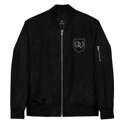 Rurik Fightgear-lentäjänpusakka.
Rurik FG "R" -logo rintapielessä sekä riimulogo selässä monivärisesti brodeerattuna. Kuvassa pilottitakki  edestä. ptcombet.com
