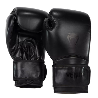 Venum Contender 1.5 on laadukas aloitustason nyrkkeilyhanska säännölliseen käyttöön. Tyylikäs mustaa mustalla -kuviointi  Kuvassa hanskapari. ptcombet.com
