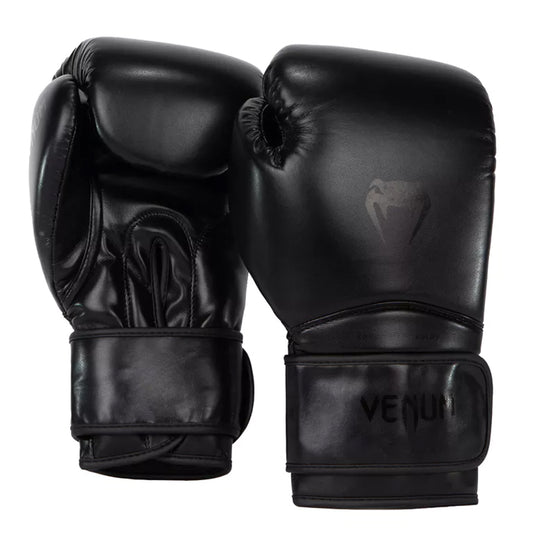 Venum Contender 1.5 on laadukas aloitustason nyrkkeilyhanska säännölliseen käyttöön. Tyylikäs mustaa mustalla -kuviointi  Kuvassa hanskapari. ptcombet.com