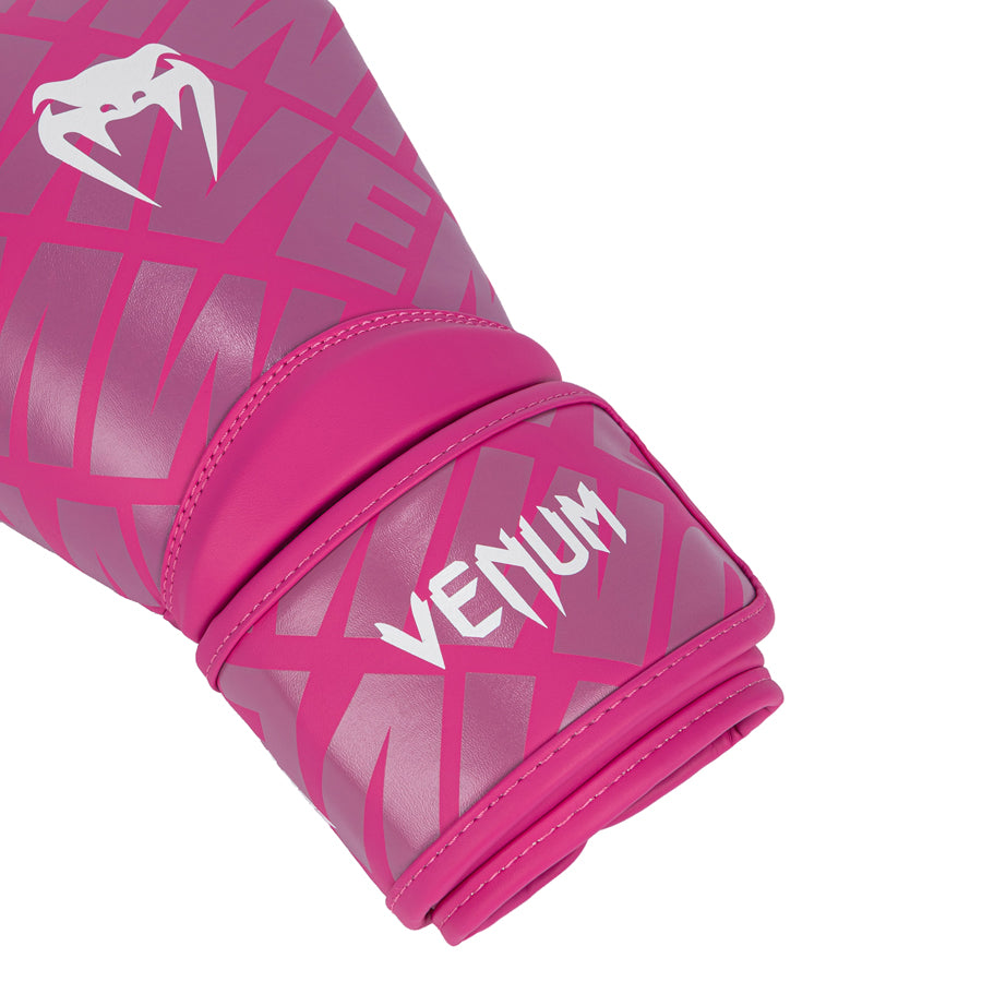 VENUM Contender 1.5 XT Nyrkkeilyhanskat - pinkki/valkoinen. Ihanteellinen lajeihin nyrkkeily, Muay Thai -nyrkkeilj ja potkunyrkkeily. Kuvassa hanskan ranneosa.
