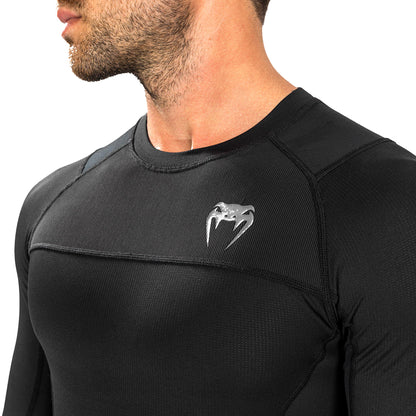 Venum G-Fit Air Long-Sleeve Rashguard. Tyylilkäs musta väri. Kuvassa brodeerattu Venum logo. ptcombet.com