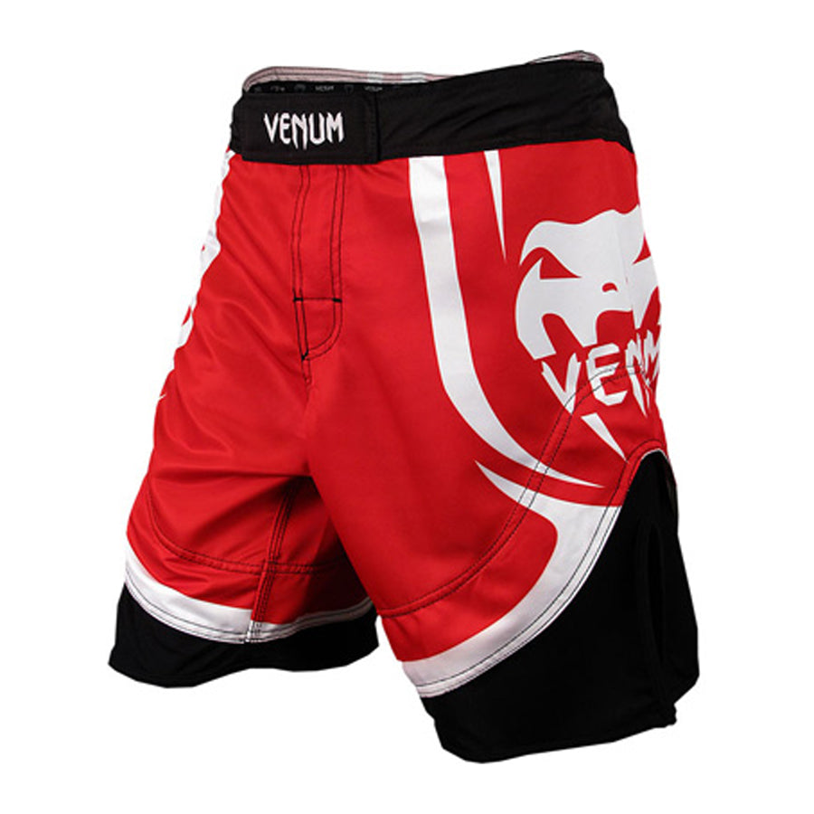 Kestävästä mikrokuidusta valmistetut Electron 2.0 MMA -kamppailu shortsit taattua Venum -laatua! Kuvassa fight shorts viistosti kuvattuna. Osta venumin tuotteet osoitteesta ptcombet.com 