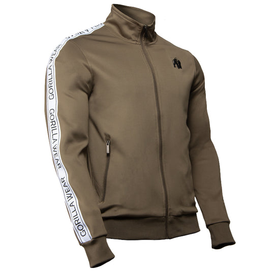 Wellington Track Jacket takki värissä khaki. Kuvattu edestä. Logo vasemmalla. Valkoiset raidat mustalla tekstillä hihoissa.