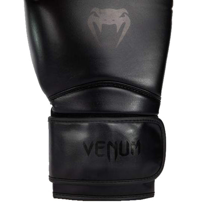 Venum Contender 1.5 on laadukas aloitustason nyrkkeilyhanska säännölliseen käyttöön. Tyylikäs mustaa mustalla -kuviointi. Kuvassa hanskan yksityiskohta. ptcombet.com