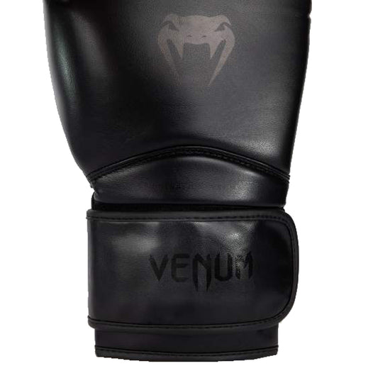 Venum Contender 1.5 on laadukas aloitustason nyrkkeilyhanska säännölliseen käyttöön. Tyylikäs mustaa mustalla -kuviointi. Kuvassa hanskan yksityiskohta. ptcombet.com