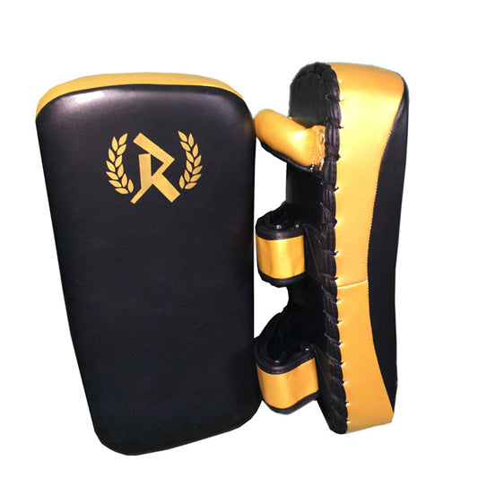 Rurik Fight gear G Caelic -sarjan potkutyynypari. Huippulaadukkaat ja käsintehdyt Thaipadit oikeaa nahkaa.
Kestävä valinta salitreeniin mihin tahansa pystylajiin.  Kuvassa tyyny edestä ja sivulta. ptcombet.com