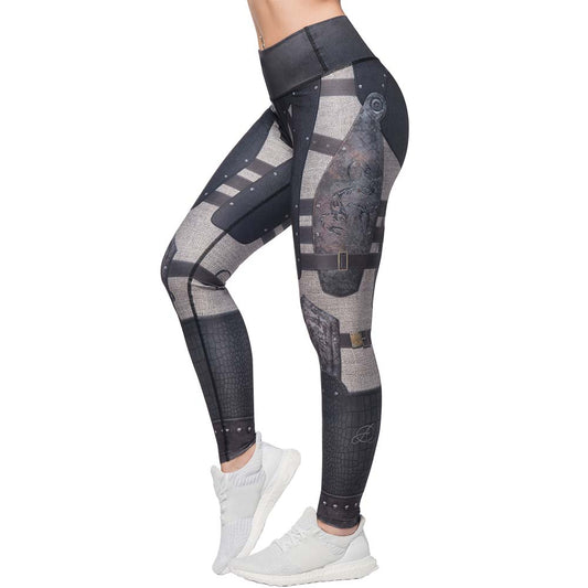 Anarchy Apparel scorpion kompressio  leggingsit. Korkeavyötäröinen malli pysyy nykimättä yllä ja näyttää hyvältä pohjoismaisen naisen päällä. Kuvattu sivusta