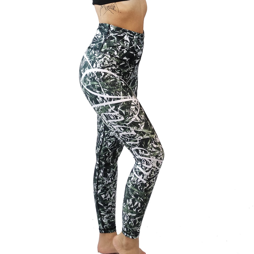 Anarchy apparel foil leggingsit, Korkeavyötäröinen ja takamuksesta sydämenmuotoinen leikkaus. Upea kuviointi. Kuva mallin päällä sivusta